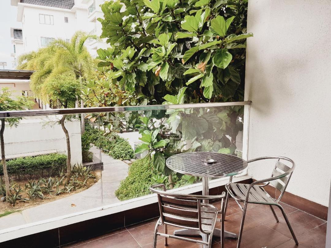 Bulan Guesthouse Imago Кота-Кинабалу Экстерьер фото